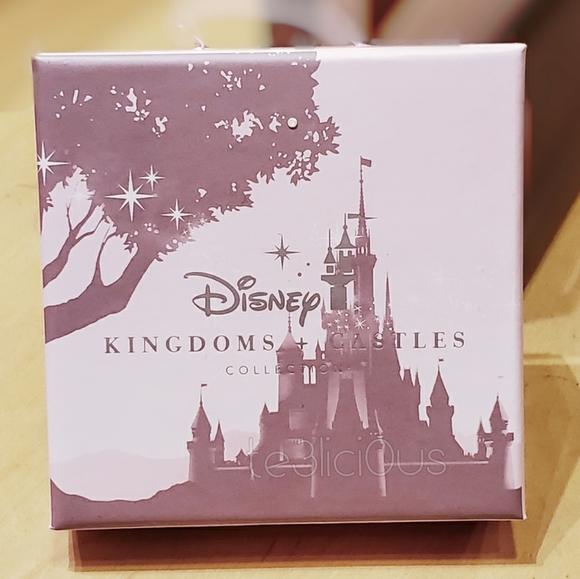 DISNEY PARKS SNOWFLAKE PEARL STUD EARRINGS - Picture 4 of 4